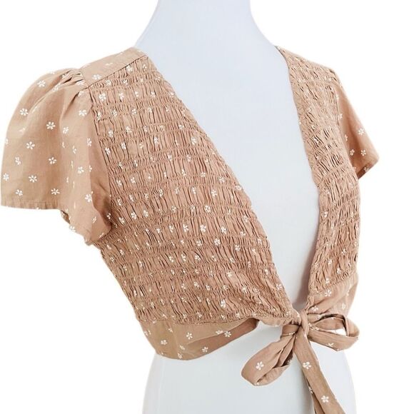 America Eagle Outfitters tan floral v neck smocked tie front crop top size M. - Picture 5 of 6